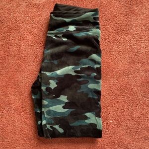 Cuddl Duds Women’s Fleecewear Stretch Thermal Leggings in Green Camo (S)